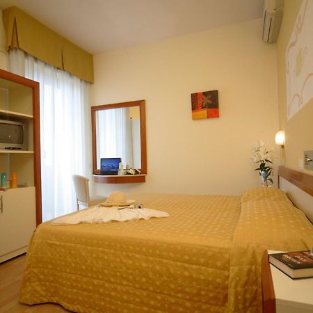 Hotel Aristeo Rimini Esterno foto